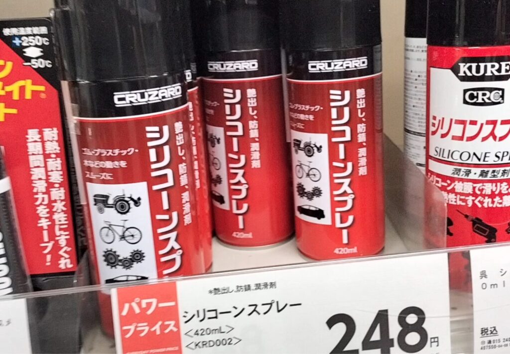 コメリ店頭に並ぶCRUZARDシリコーンスプレー420mL