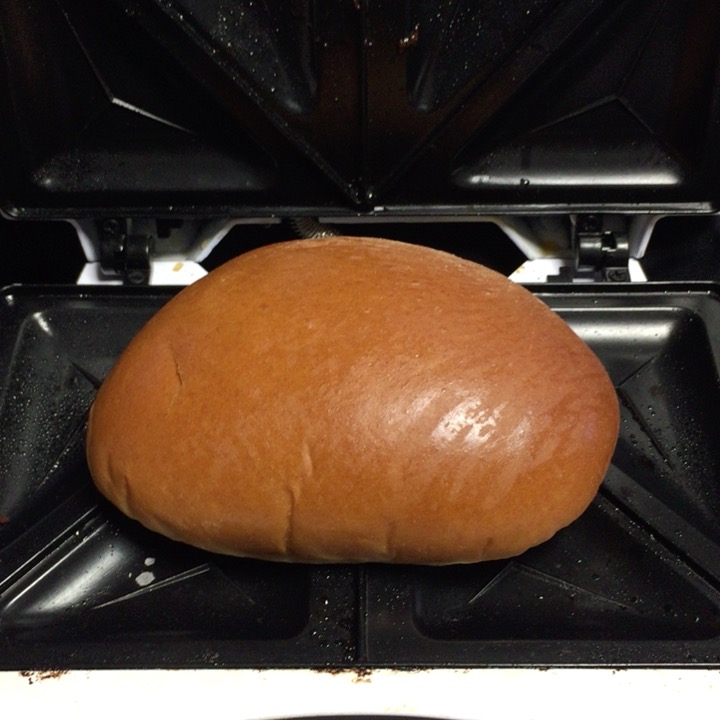 ホットサンドメーカーでコンビニのパンを挟んでみた！　イチゴジャムパン編